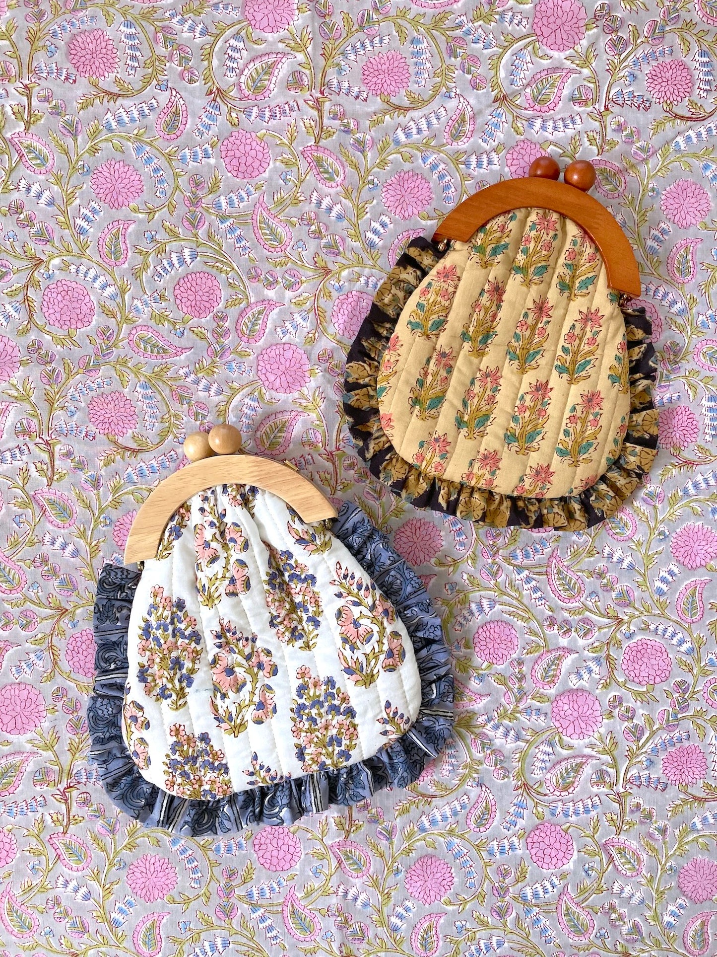 木製 がま口 ブロックプリント キルティング フリル ミニバッグ / ポーチ