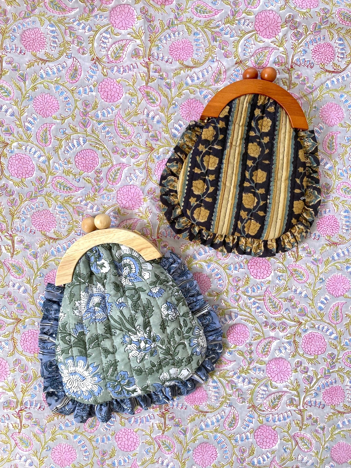 木製 がま口 ブロックプリント キルティング フリル ミニバッグ / ポーチ