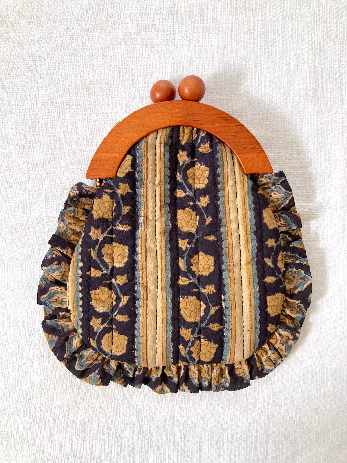 木製 がま口 ブロックプリント キルティング フリル ミニバッグ / ポーチ