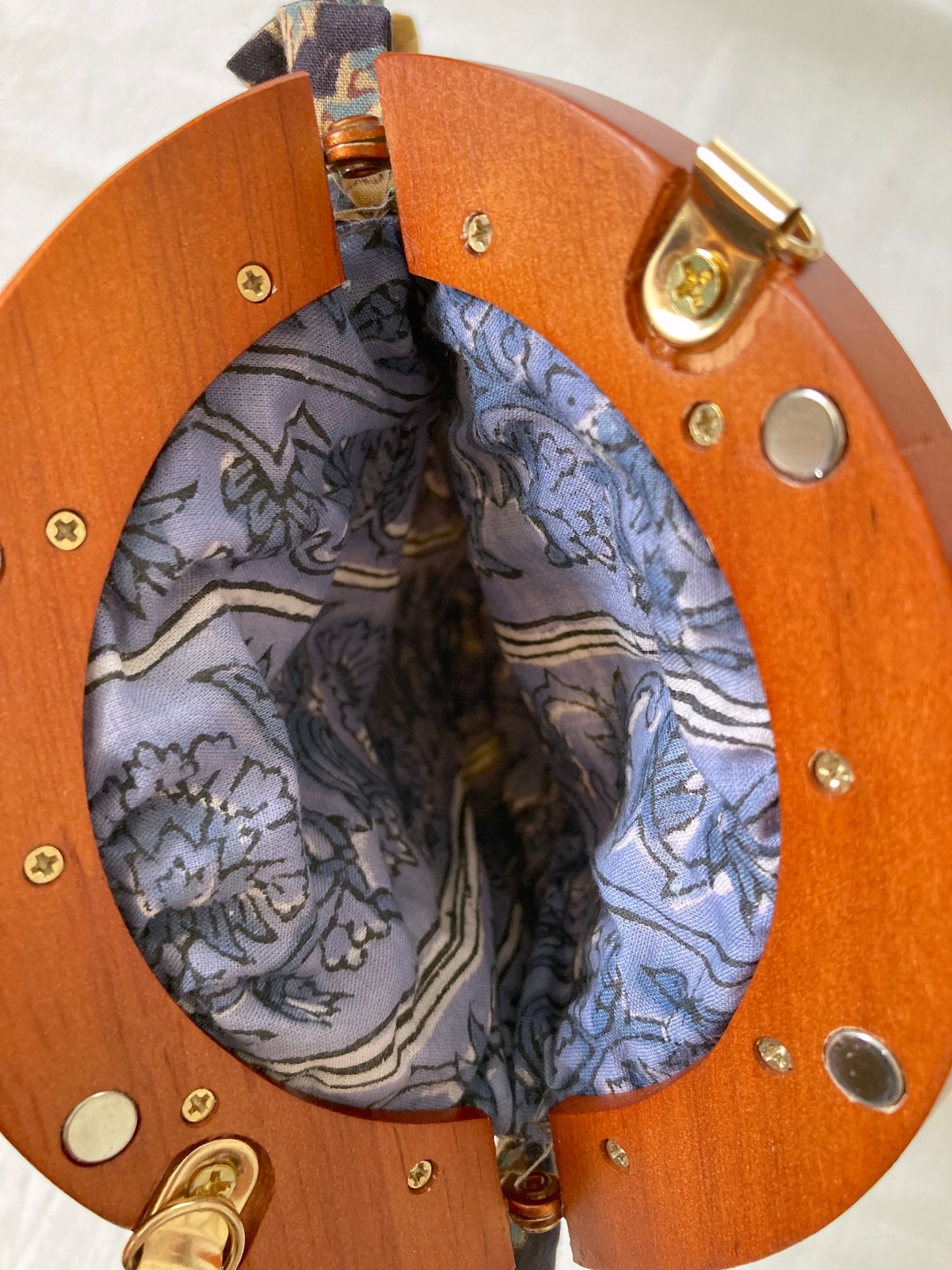 木製 がま口 ブロックプリント キルティング フリル ミニバッグ / ポーチ