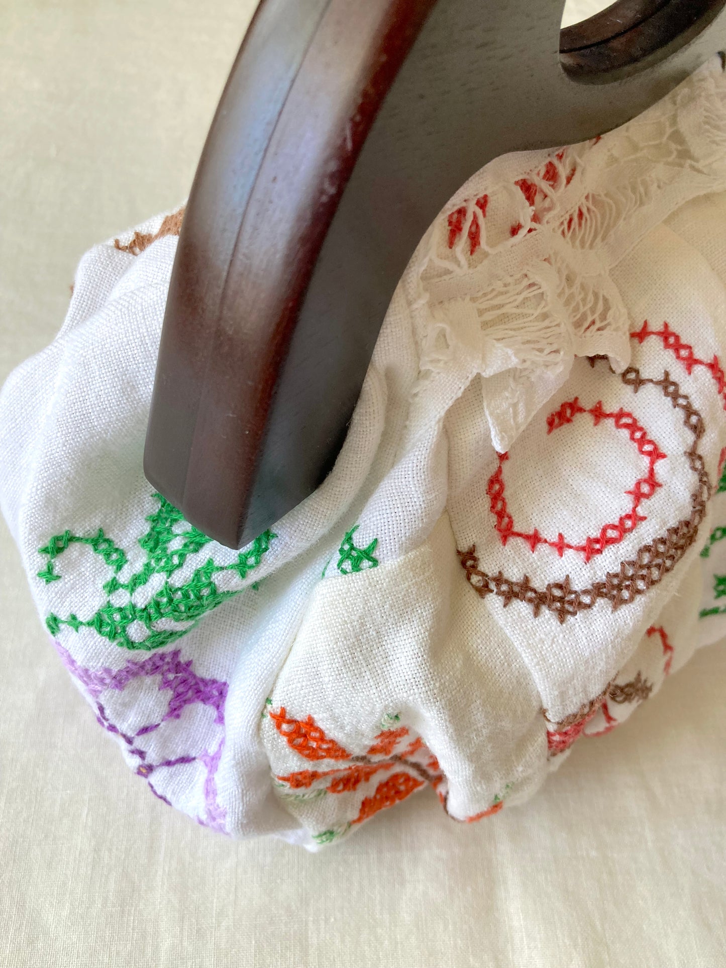 ヴィンテージ刺繍 リネン コットン パッチワーク 木製ハンドル がま口 バッグ
