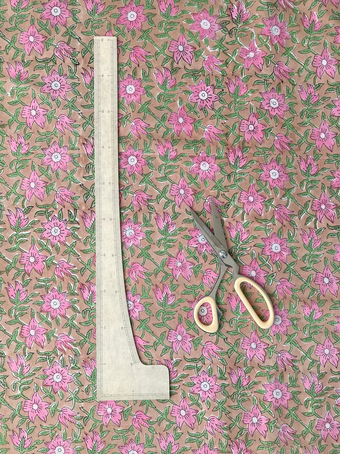 【 pre-cut 60cm】ハンドブロックプリント ピンク ベージュ 花柄 コットンプリント生地 #249-26