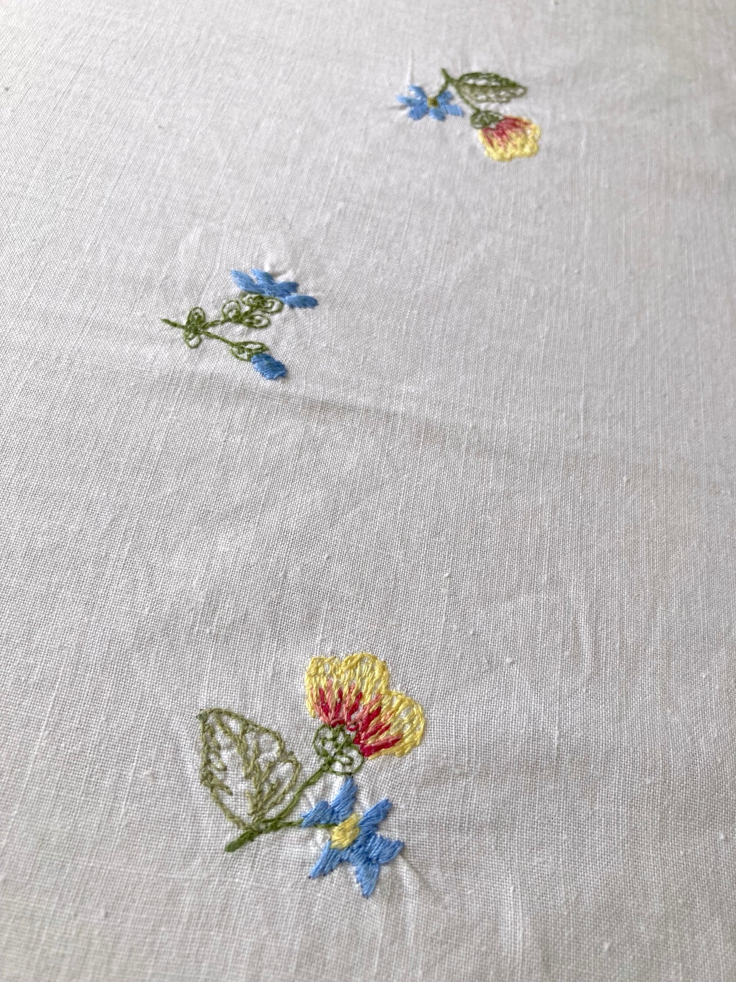 ヴィンテージ ホワイト コットン お花ブーケ刺繍 テーブルクロス