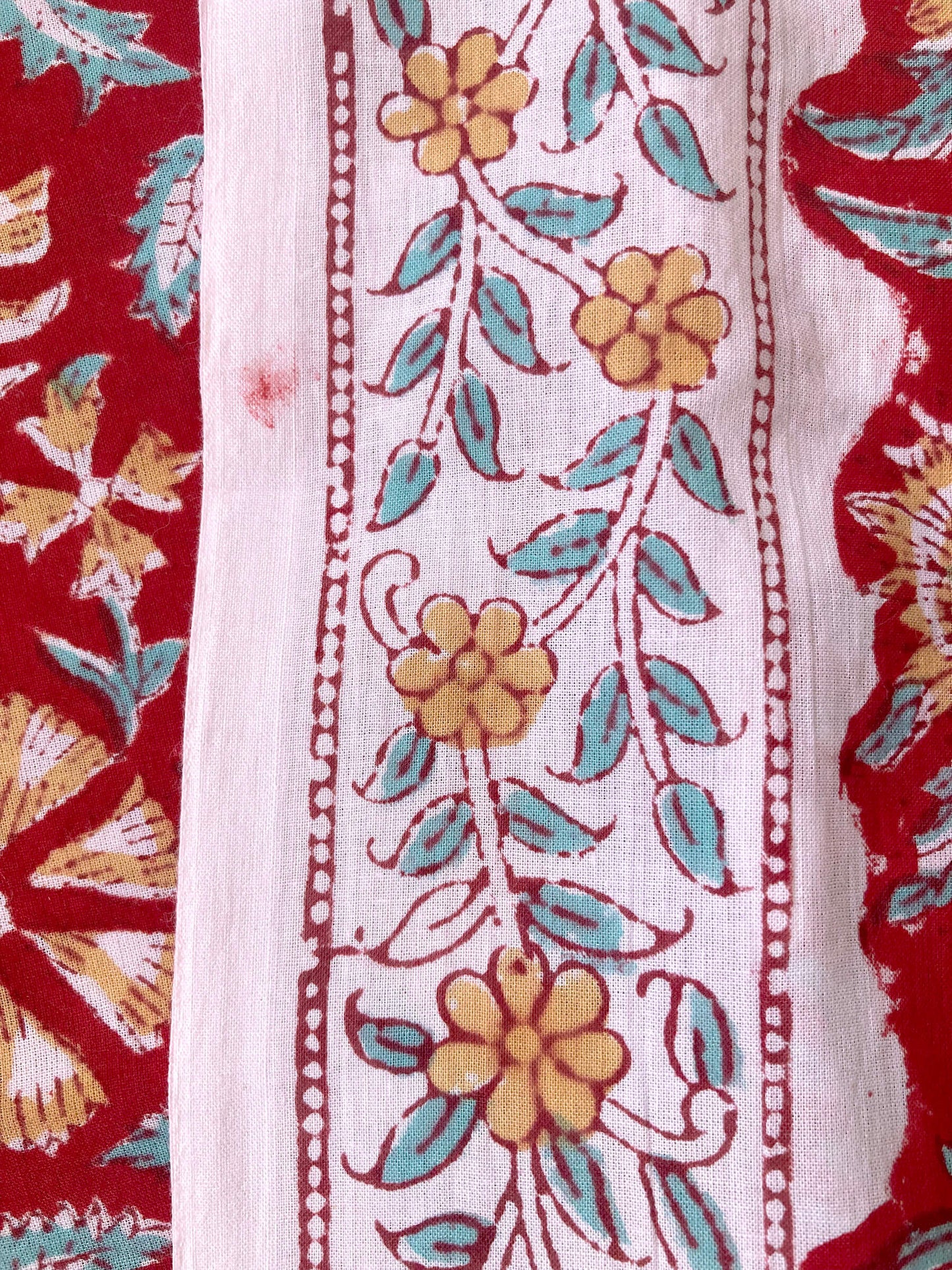 インド ハンドブロックプリント レッド装飾耳あり 花柄 コットン生地  #166-12