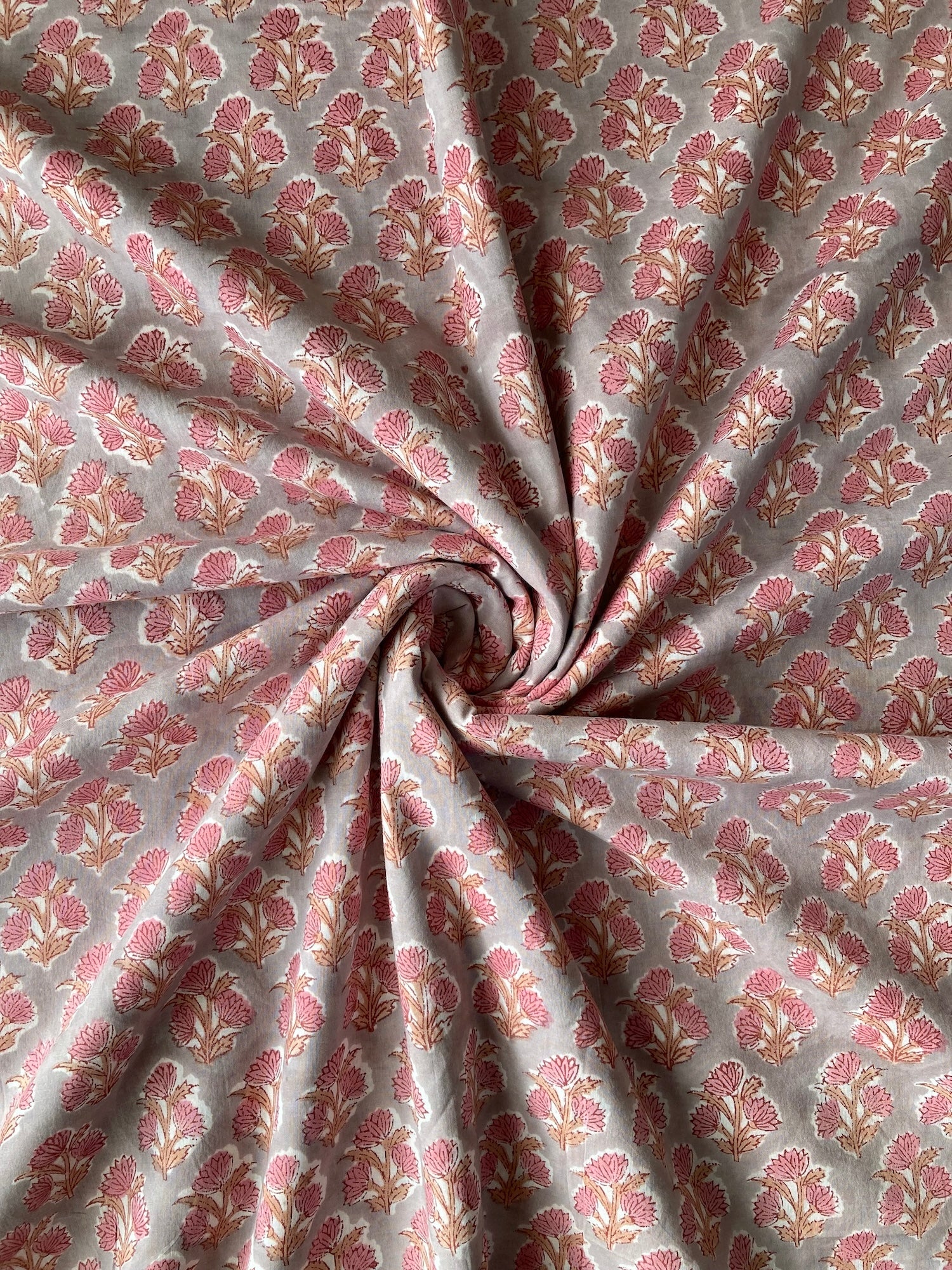 ハンドブロックプリント グレー x ピンク 花柄 コットンプリント生地