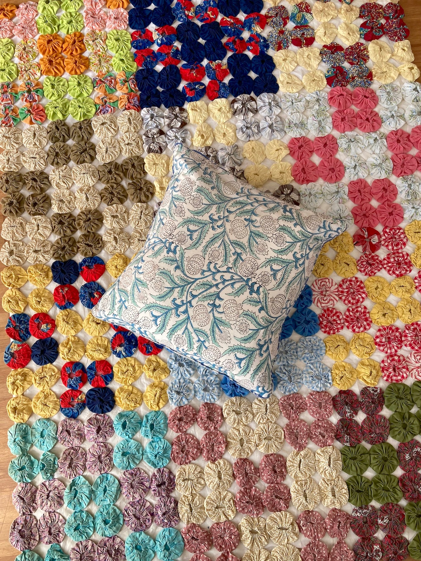 Vintage Yo Yo Quilt Mini Rug Handmade Patchwork Rug Farmhouse Cottagecore Boho Home Decor 97x130cm