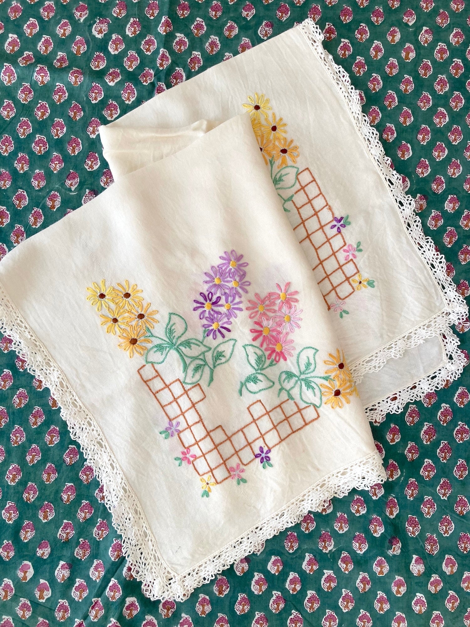 手刺繍　ハンドメイド　テーブルクロス イギリスのパイナップルクロスに手刺繍のテーブルクロス86×87cm