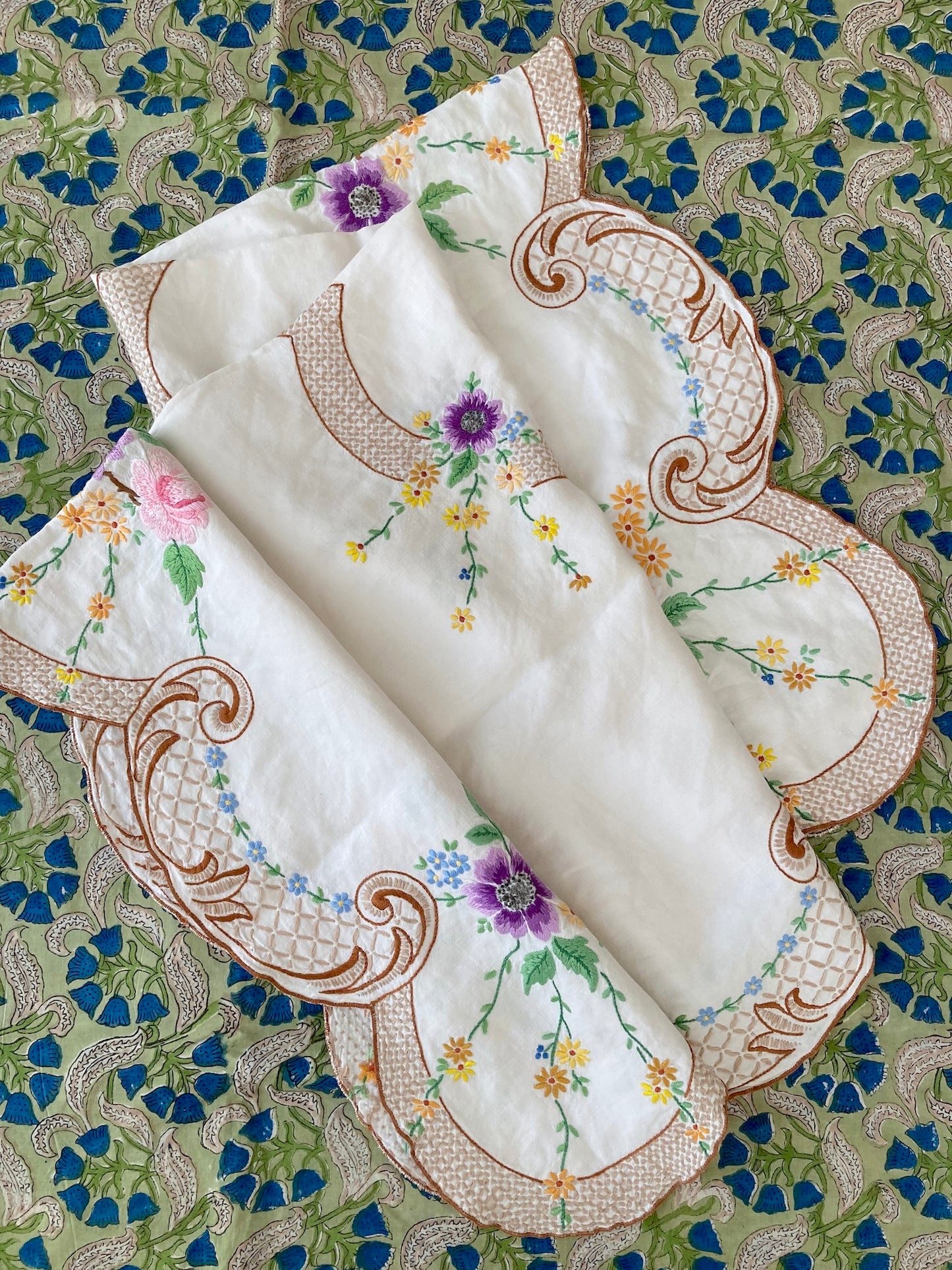 ヴィンテージ ハンドステッチ 刺繍 スカラップ テーブルクロス